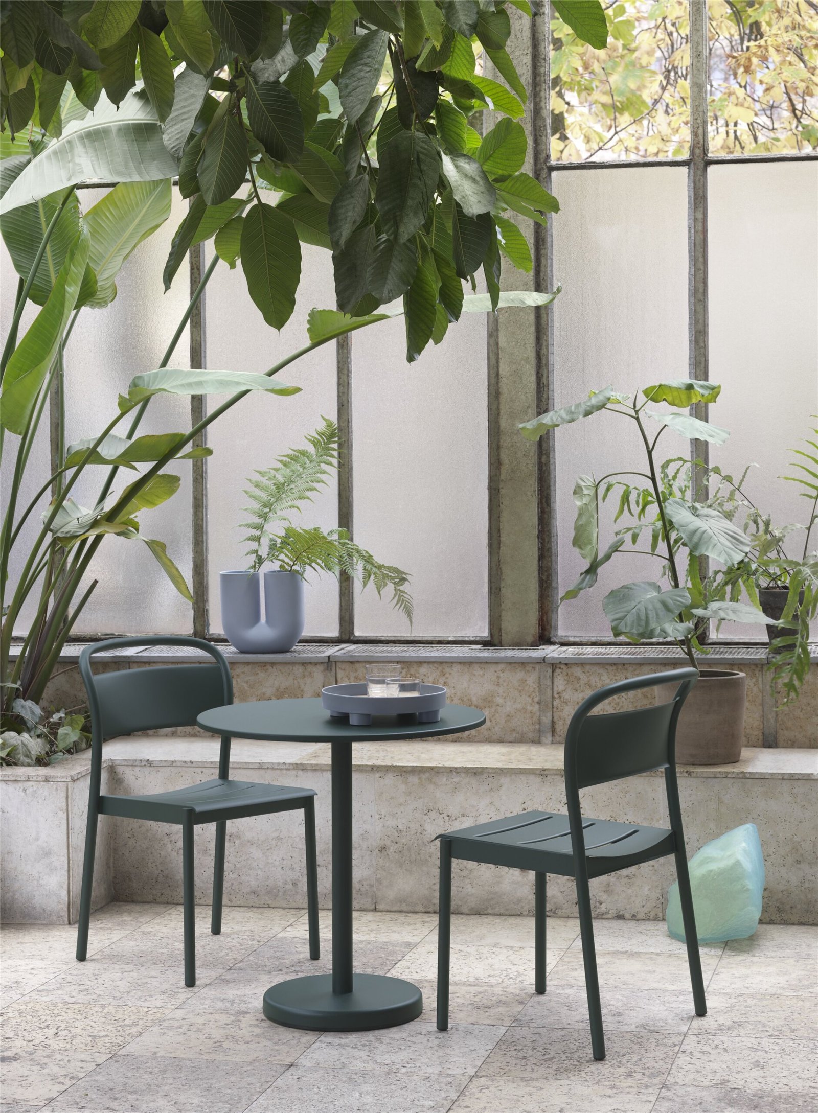linear-steel-side-chair-cafe-table-70-dark-green-platform-tray-kink-vase-muuto-org_150.jpg